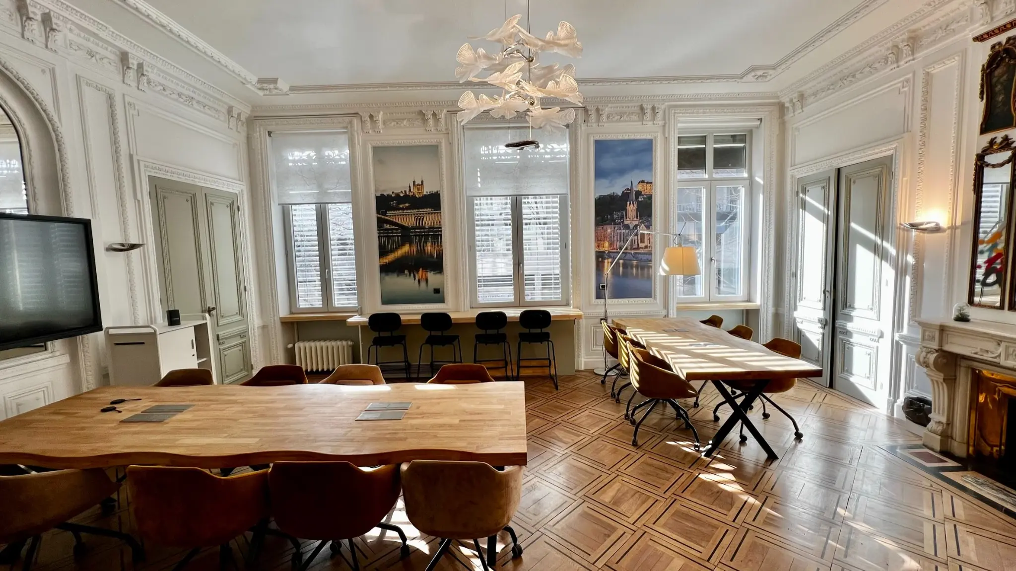 Salle de réunion dans des bureaux lyonnais de caractère