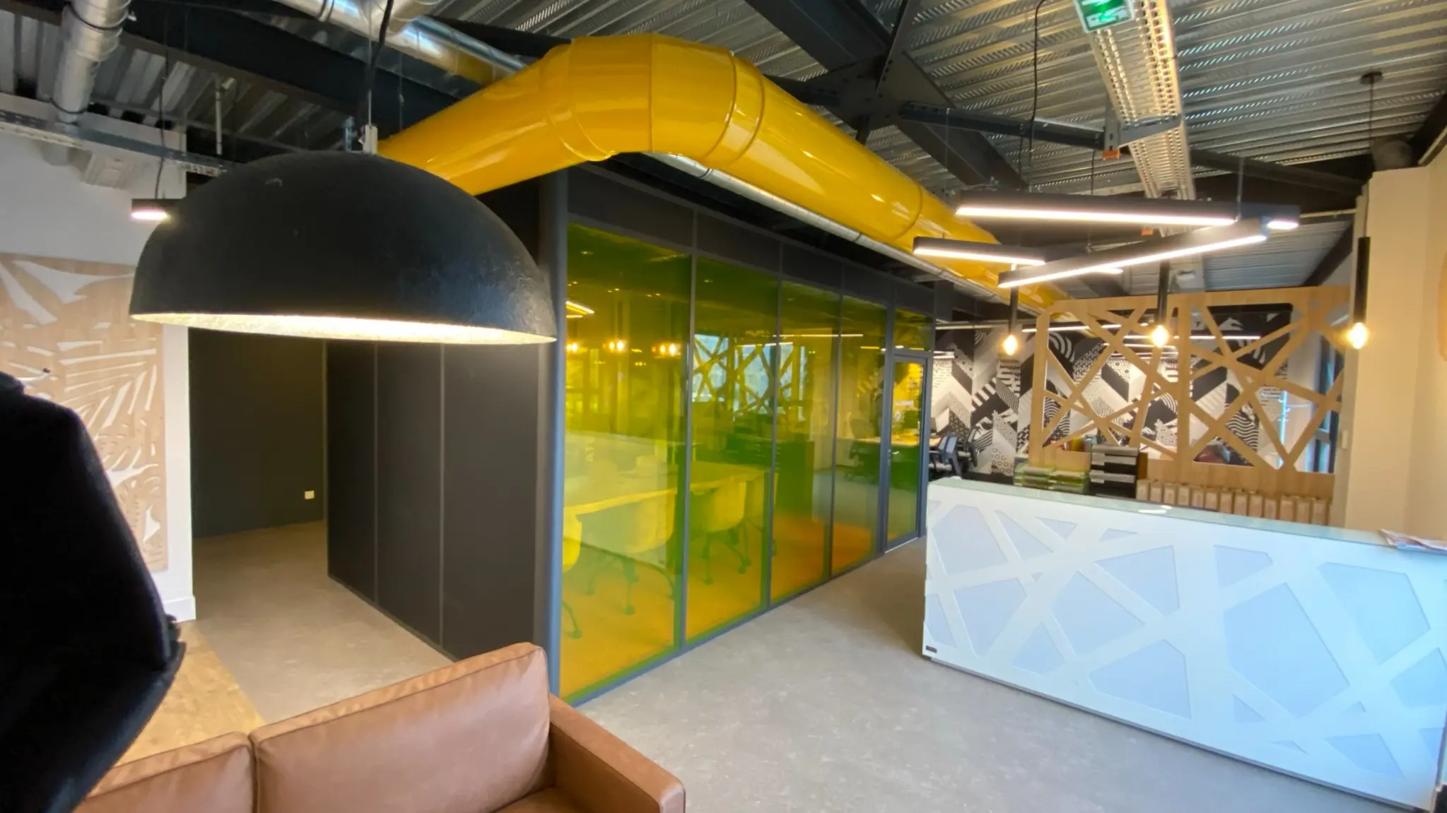 Accueil contemporain d’un espace de travail aux couleurs vives