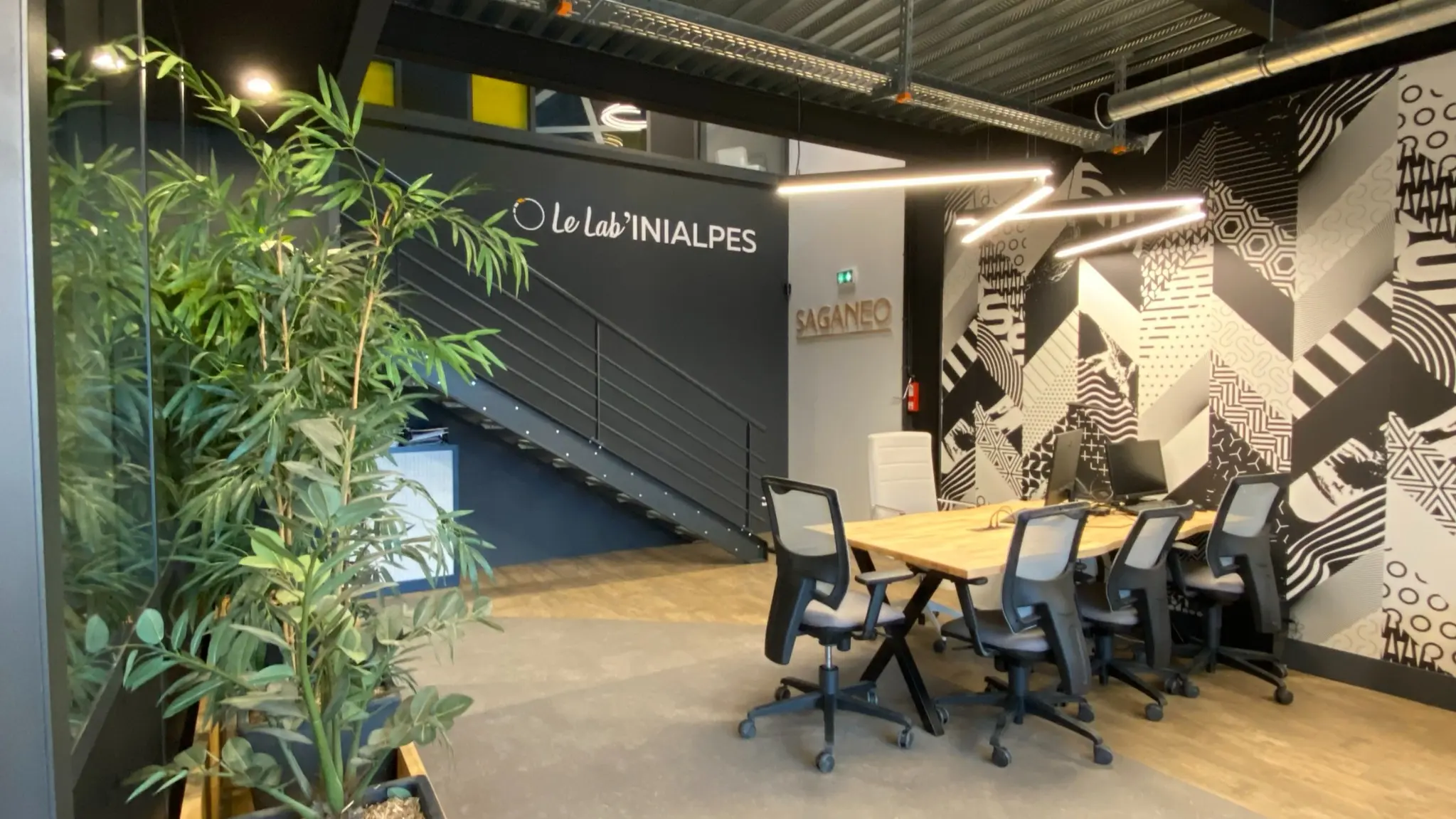 Salle de réunion contemporaine avec mur graphique